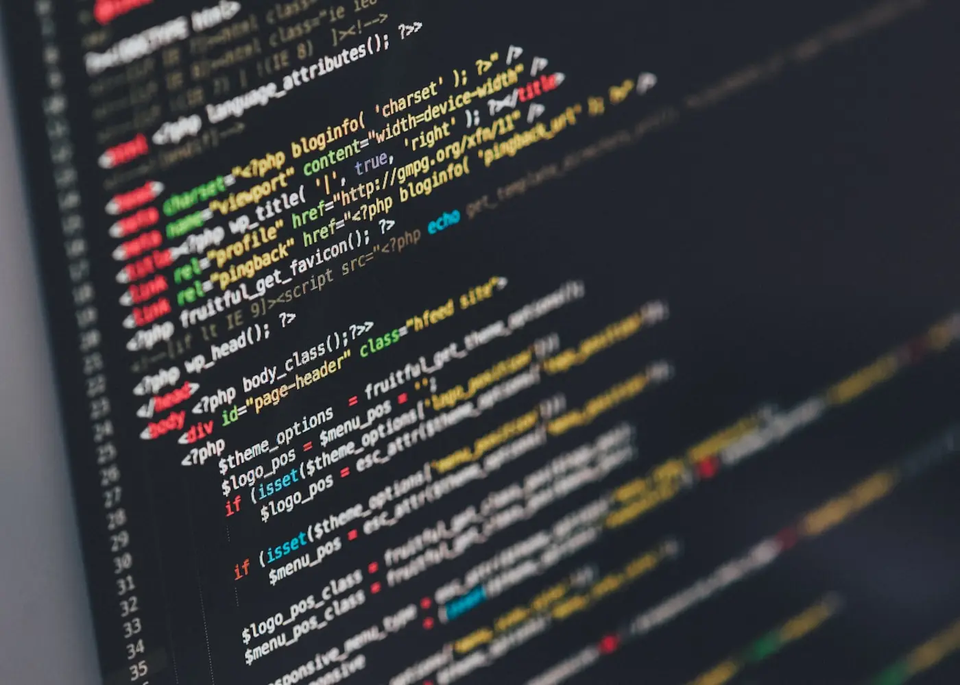 Développeur créant une interface web moderne sur ordinateur